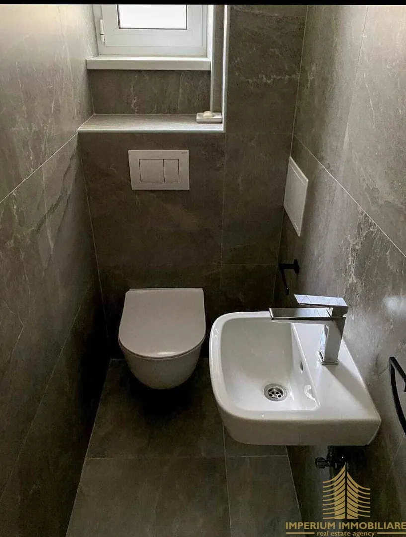 novouređen trosobni stan u centru grada, fasada, lift - slika 3