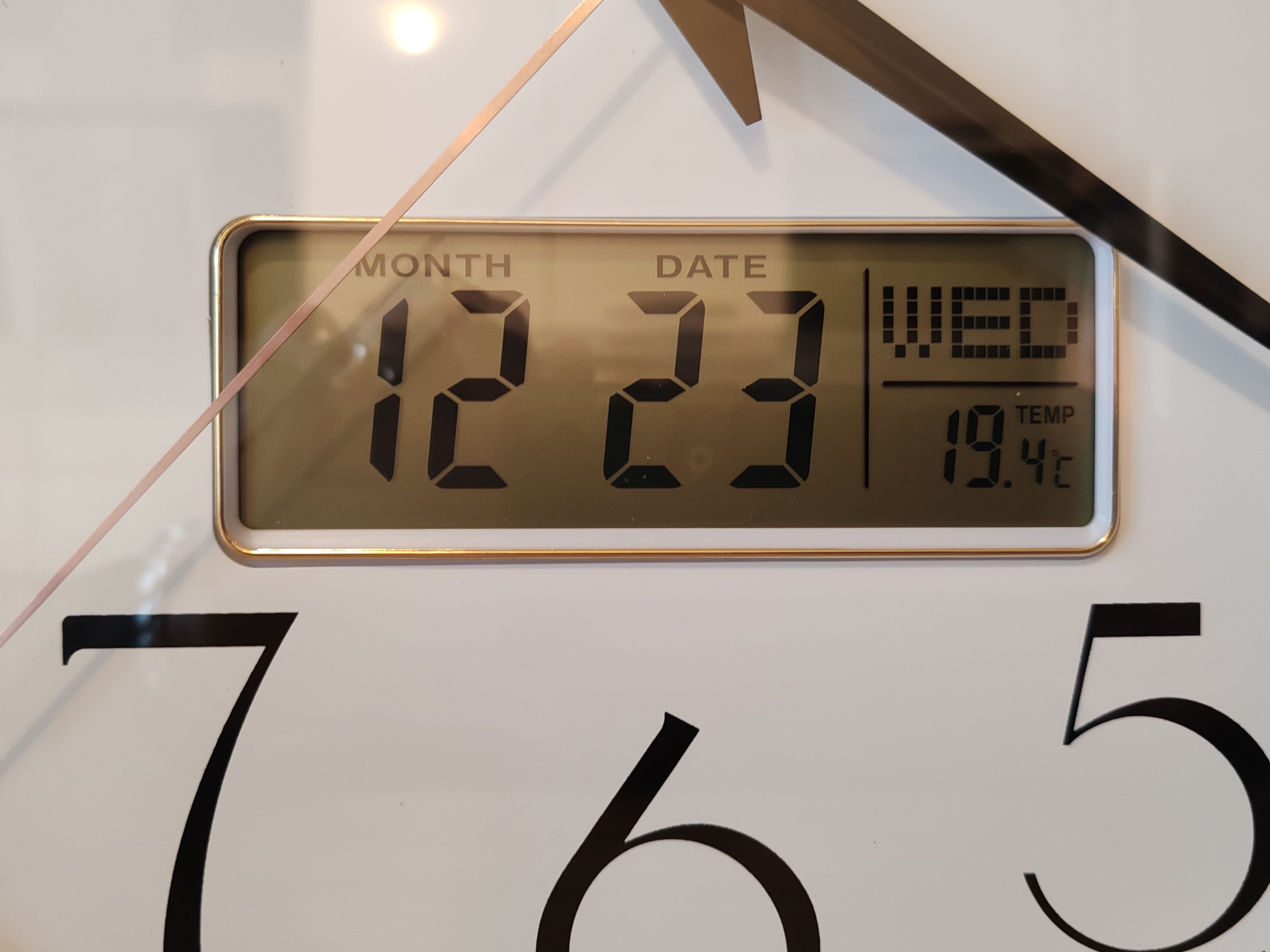 zidni sat sa satom datumom danom i prikazom temperature u prostoriji - slika 3