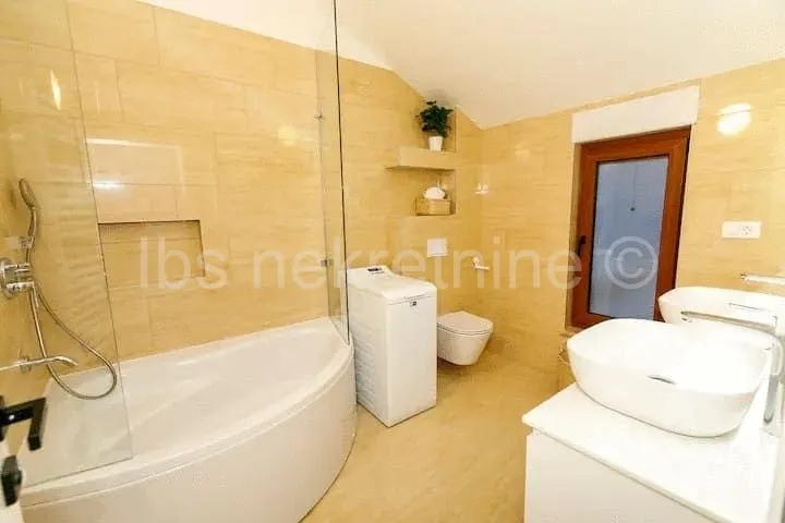 ***prekrasna vila-50 m od mora!!! - slika 19