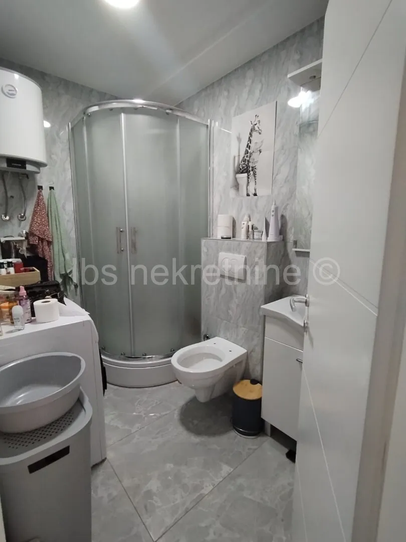 sinj renoviran dvosoban stan u širem centru grada - slika 7