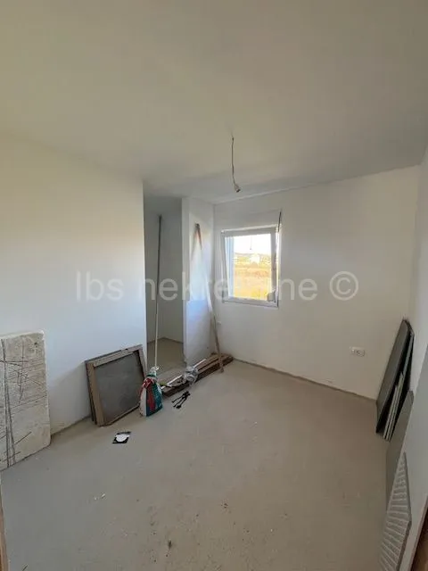 sinj - montažna prizemnica 100 m² s okućnicom 580 m² - slika 10