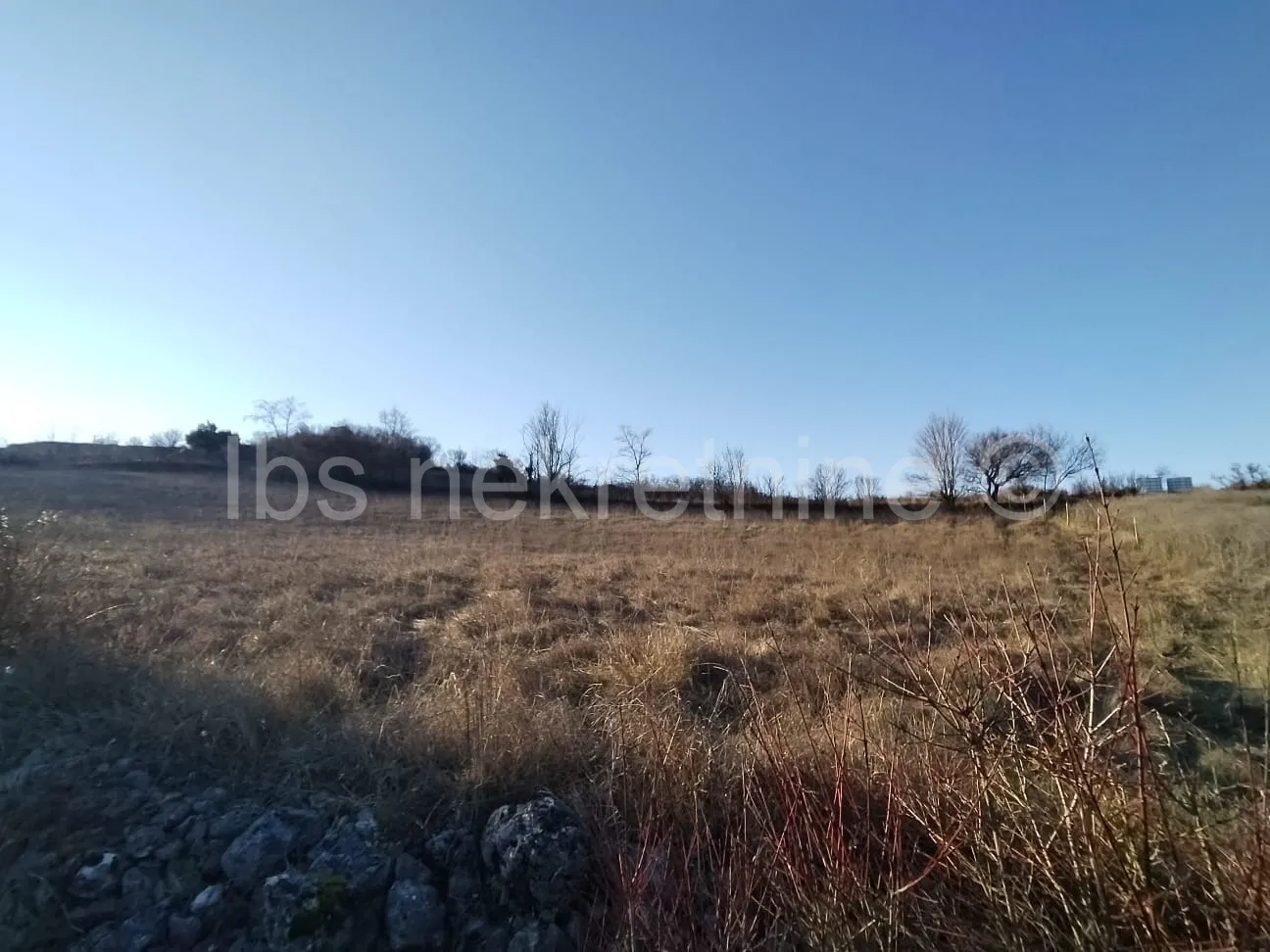 brnaze, građevinsko zemljište mirna lokacija, asfaltni pristup - slika 2