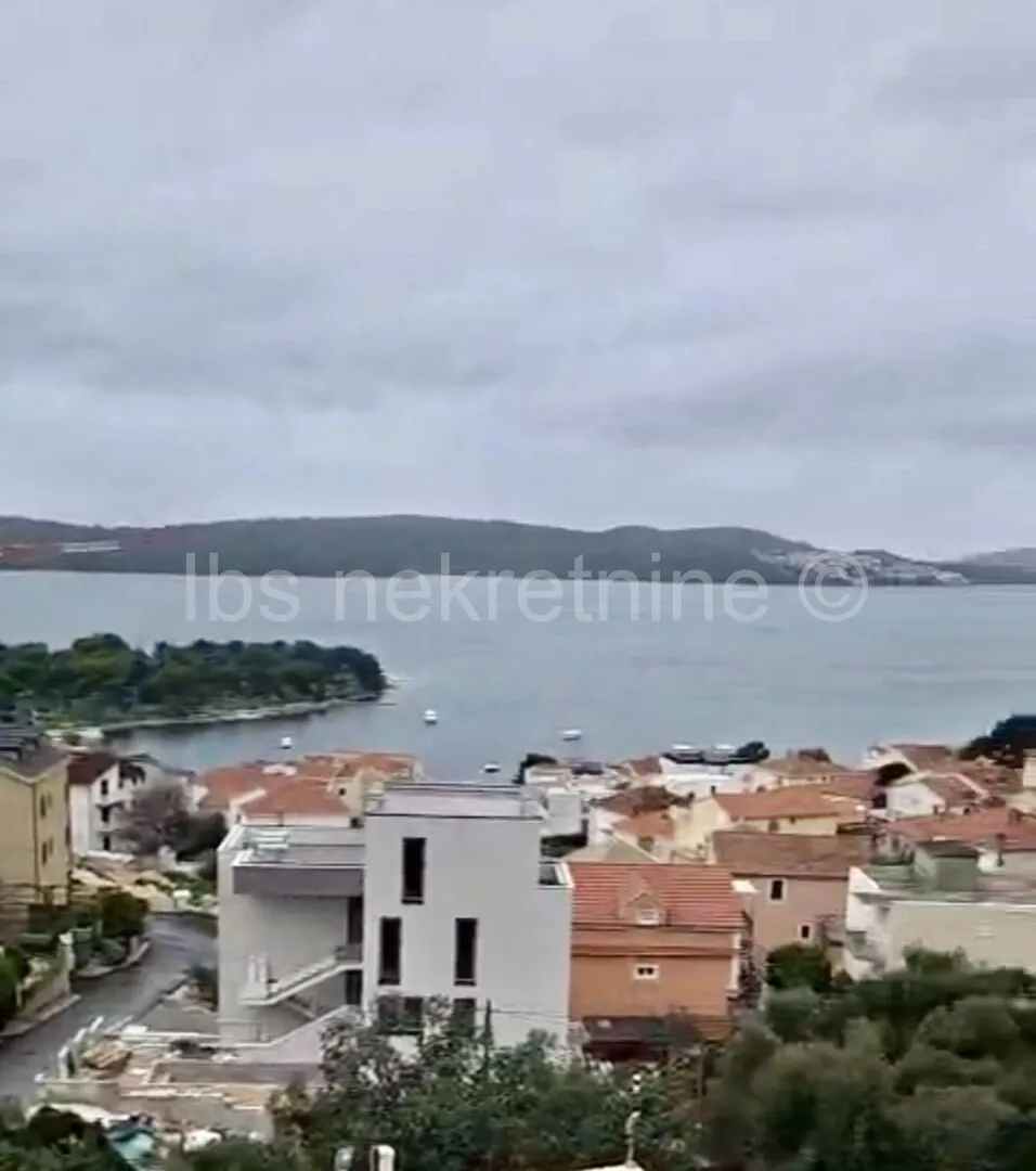 dvoetažni stan s privatnom krovnom terasom i bazenom - 143 m2, okrug - slika 3