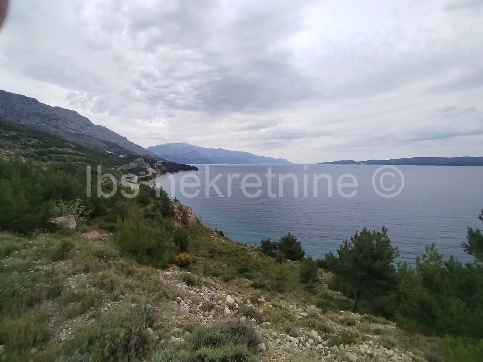 Ekskluzivno zemljište s panoramskim pogledom Ruskamen, 60 m od obale - Lokva Rogoznica, Omiš