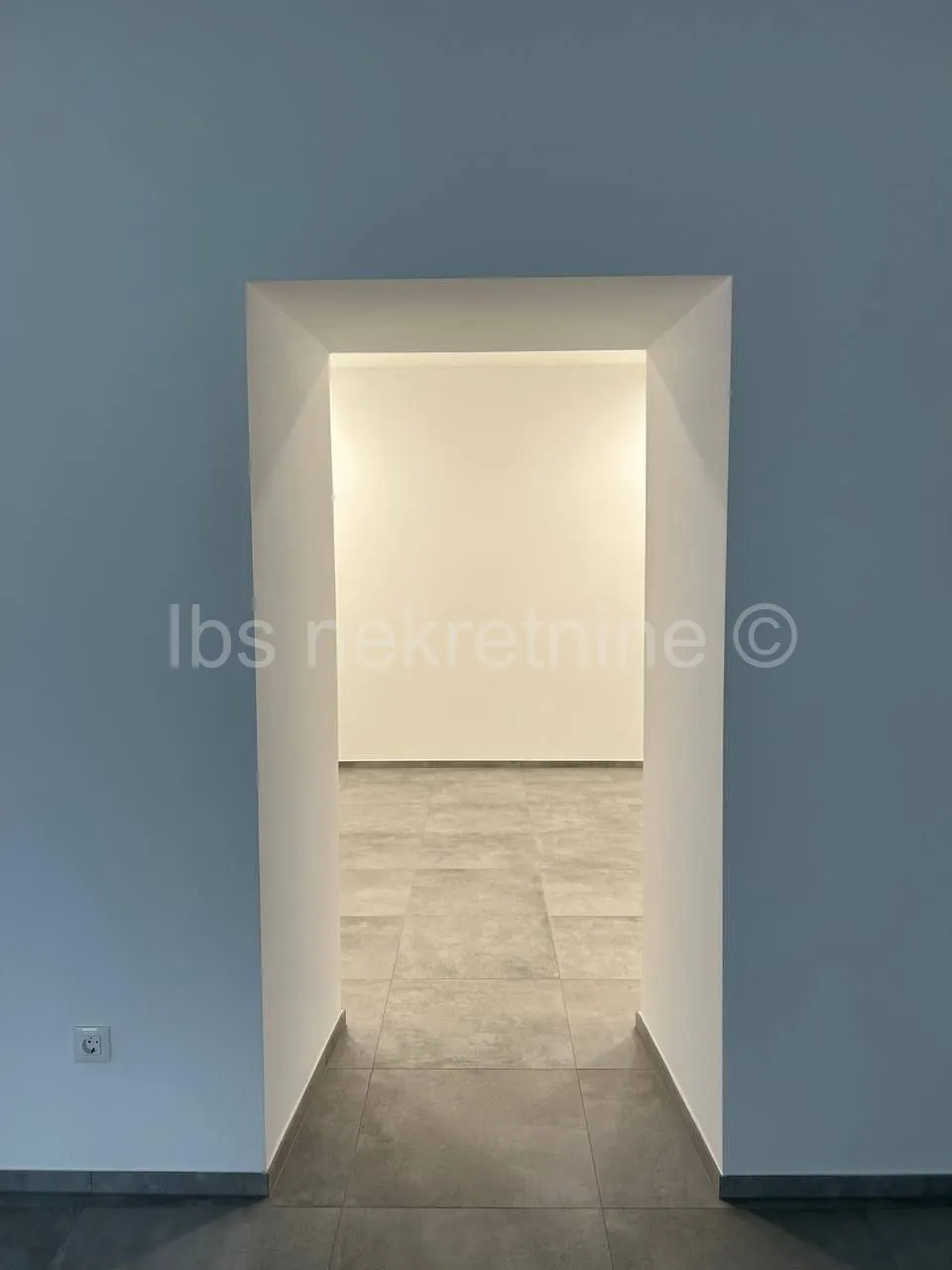 poslovni prostor u centru sinja!! - slika 5
