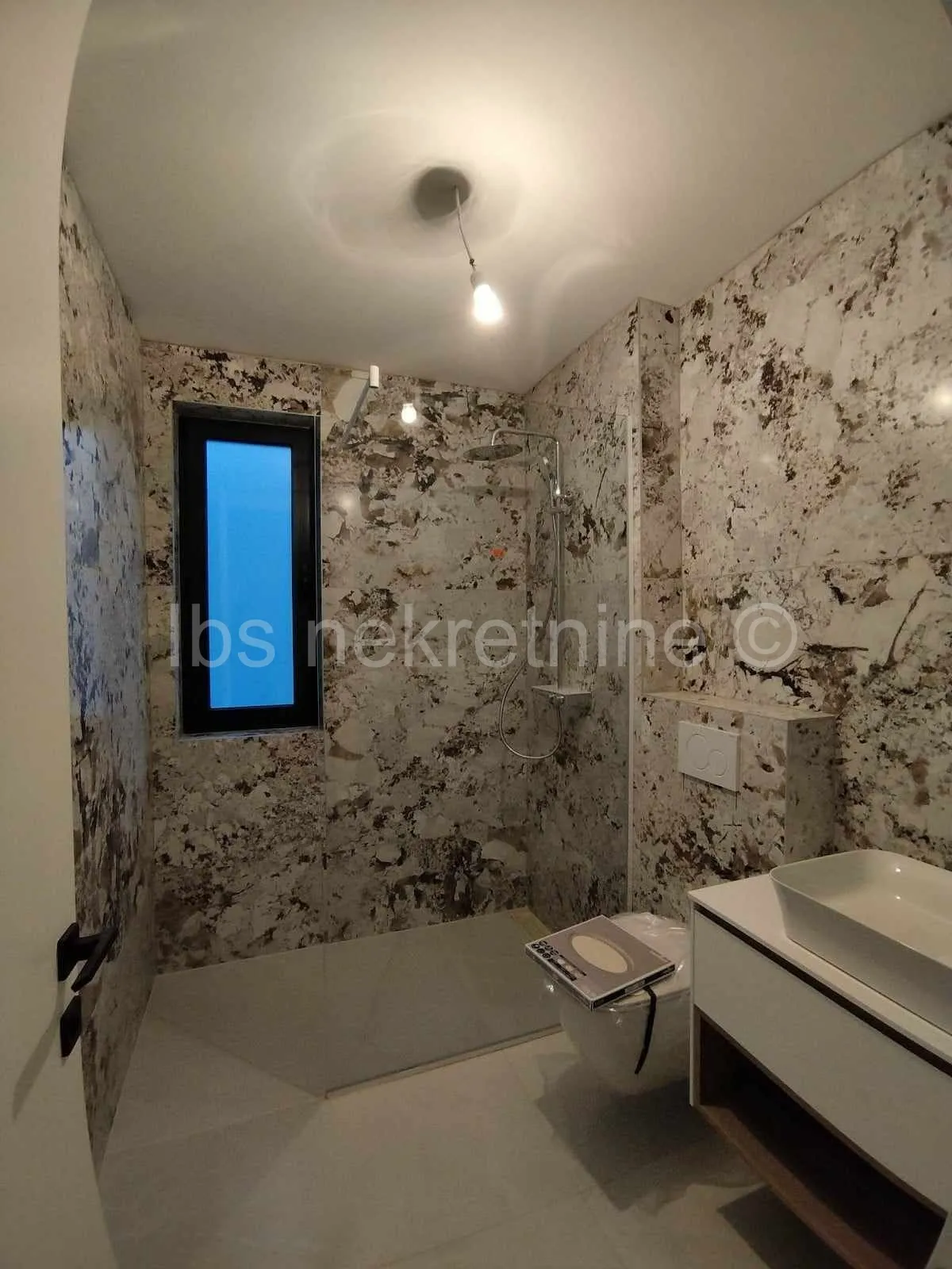***luksuzna vila s liftom i bazenom- 30tak m od mora!!!*** - slika 19