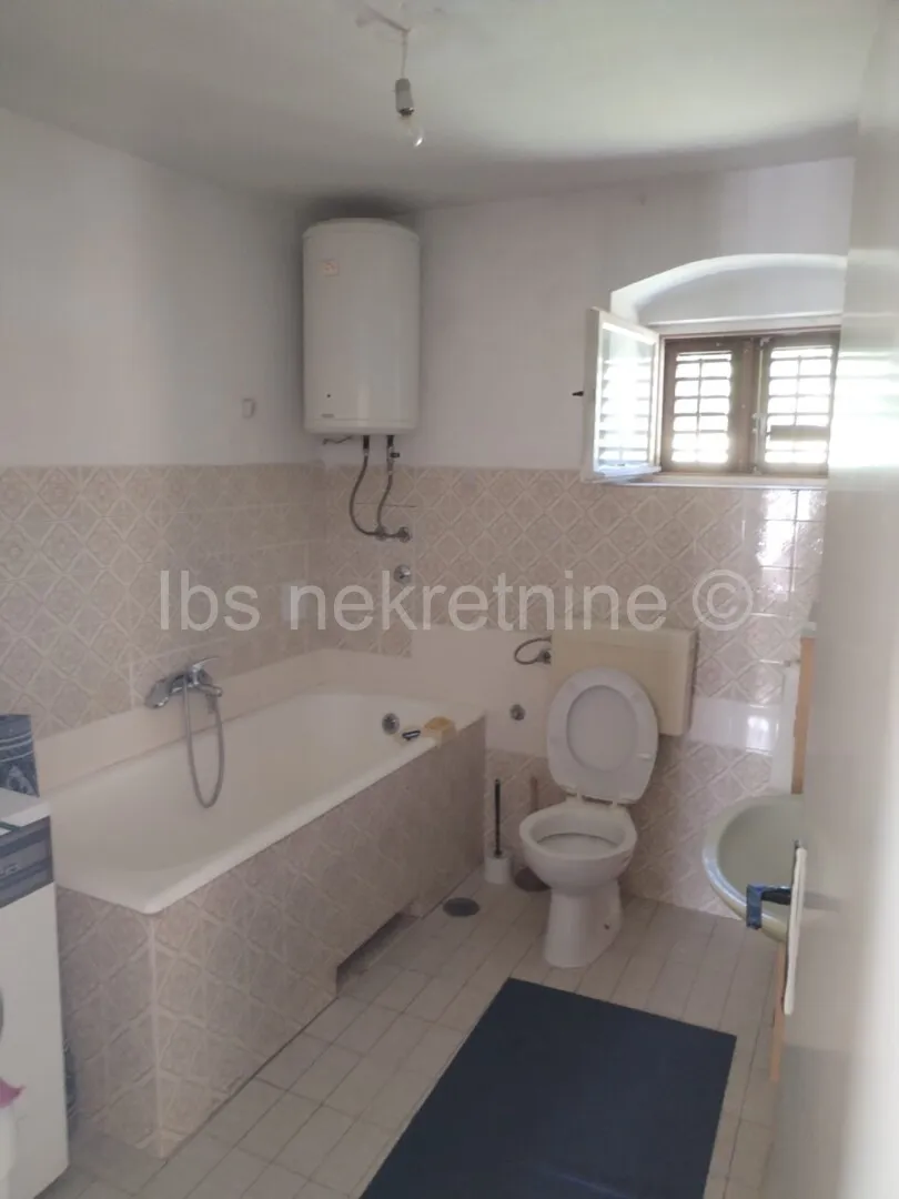 samo 5 min od sinja 2000 m² mira i kuća puna potencijala - slika 14