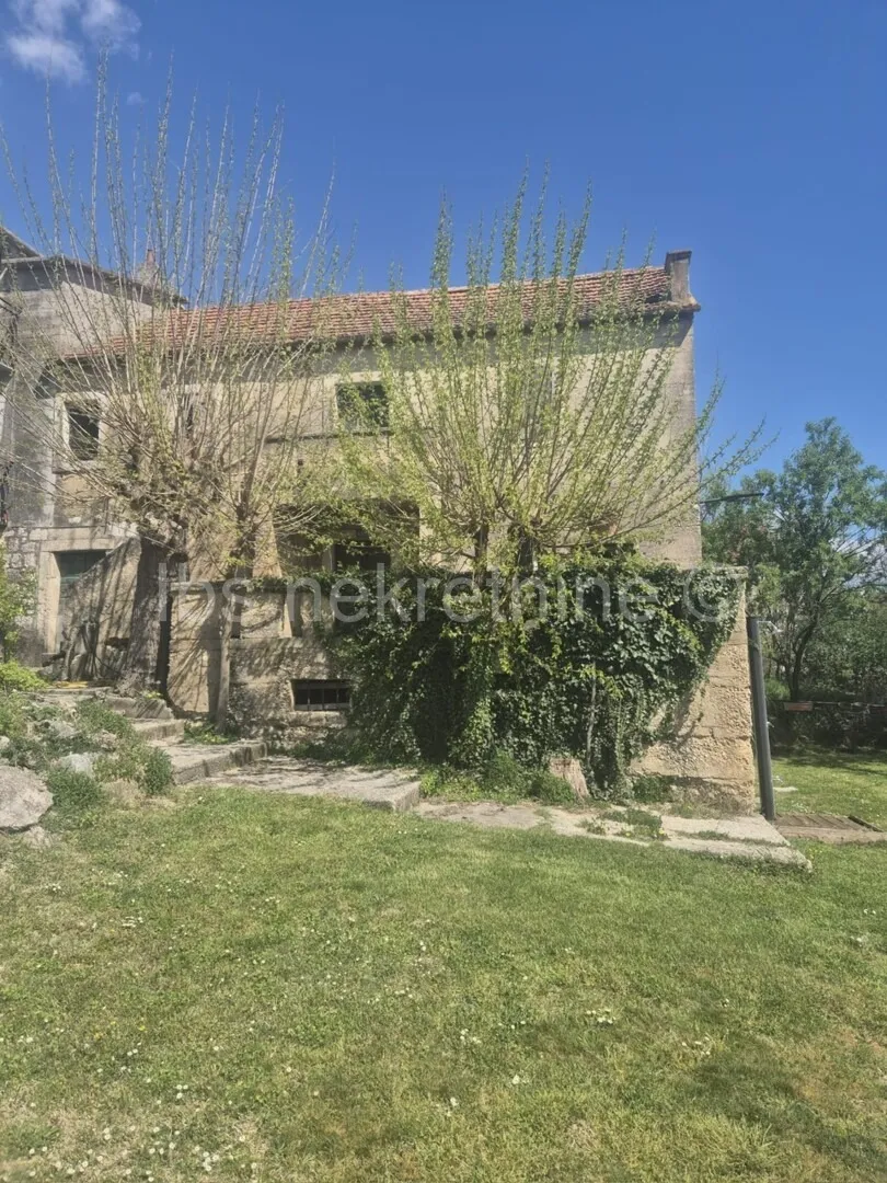 brnaze – kamena kuća s 2.200 m² okućnice - slika 1