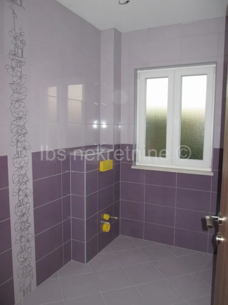 eskluzivna vila sa bazenom - slika 7