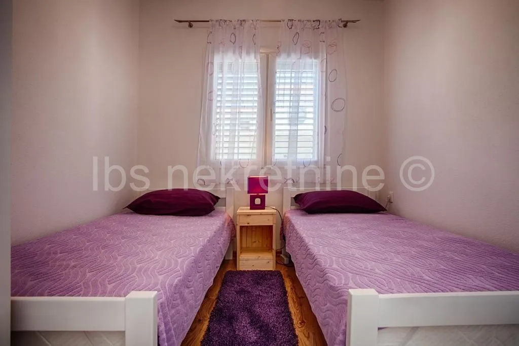 dvojna kuća s tri apartmana!! - slika 9