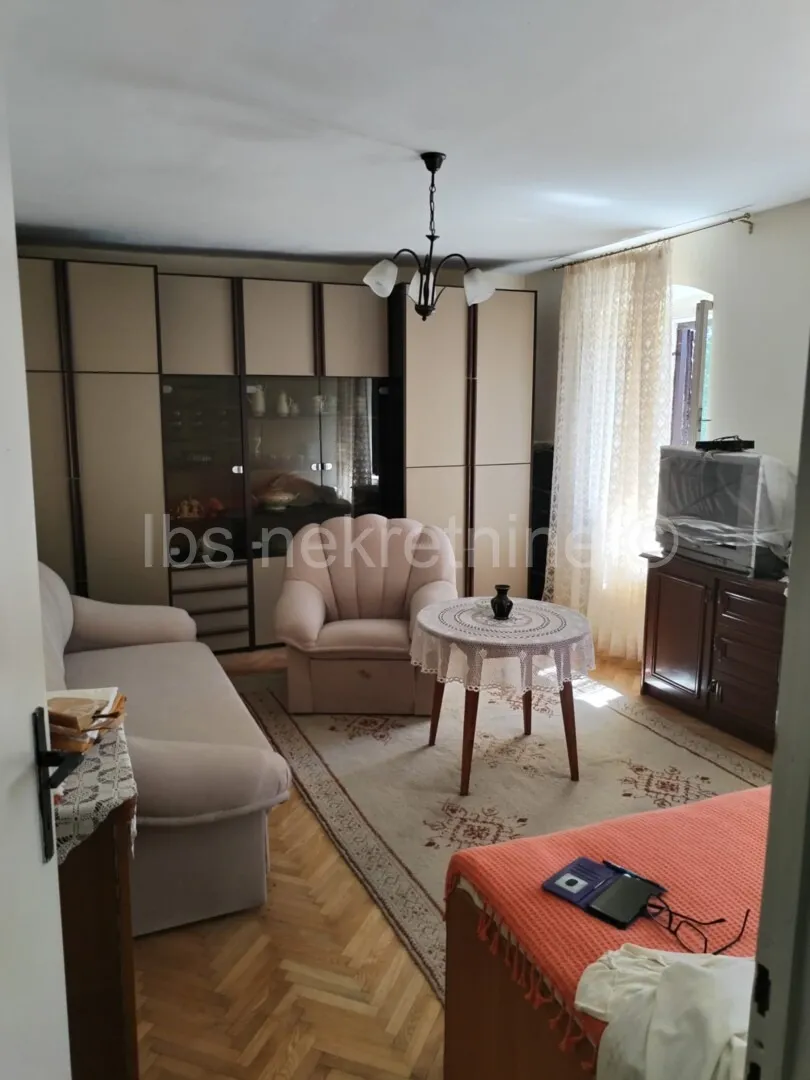 samo 5 min od sinja 2000 m² mira i kuća puna potencijala - slika 9