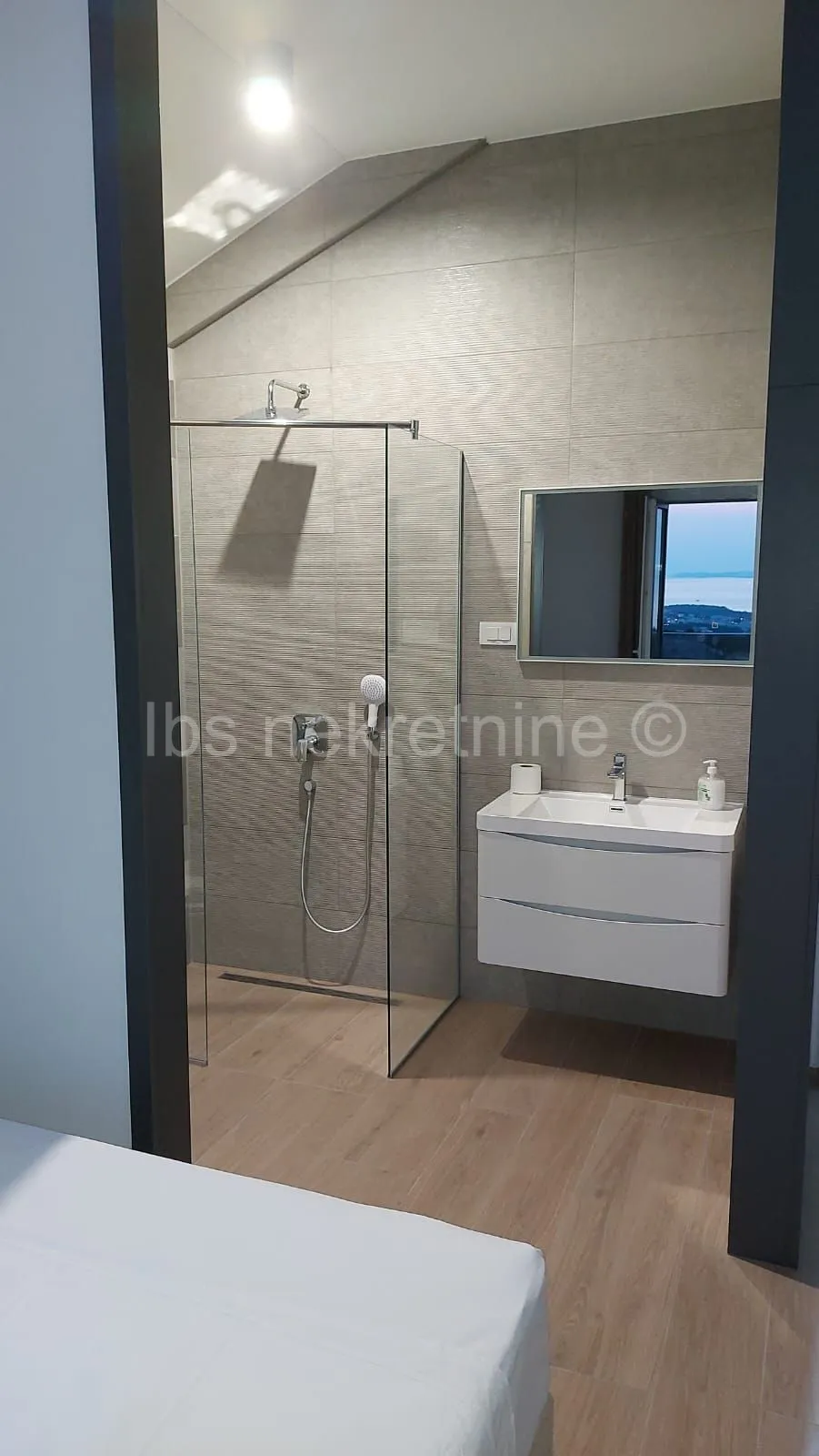 villa s bazenom i otvorenim pogledom na primošten i more! - slika 9