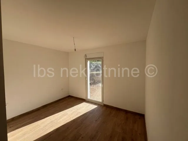 sinj - montažna prizemnica 100 m² s okućnicom 580 m² - slika 8