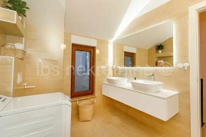 ***prekrasna vila-50 m od mora!!! - slika 16