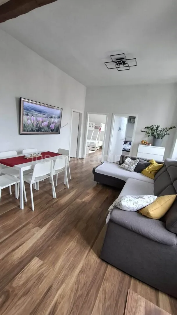 ***u srcu kaštel lušića trosoban stan-drugi red od mora!!!*** - slika 2