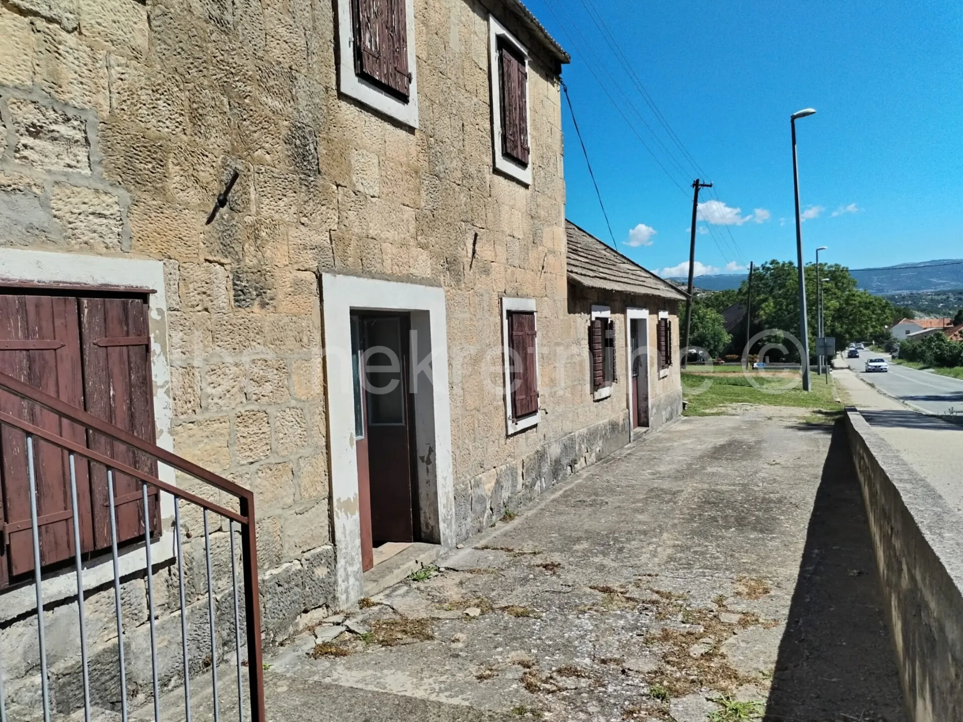 samo 5 min od sinja 2000 m² mira i kuća puna potencijala - slika 3