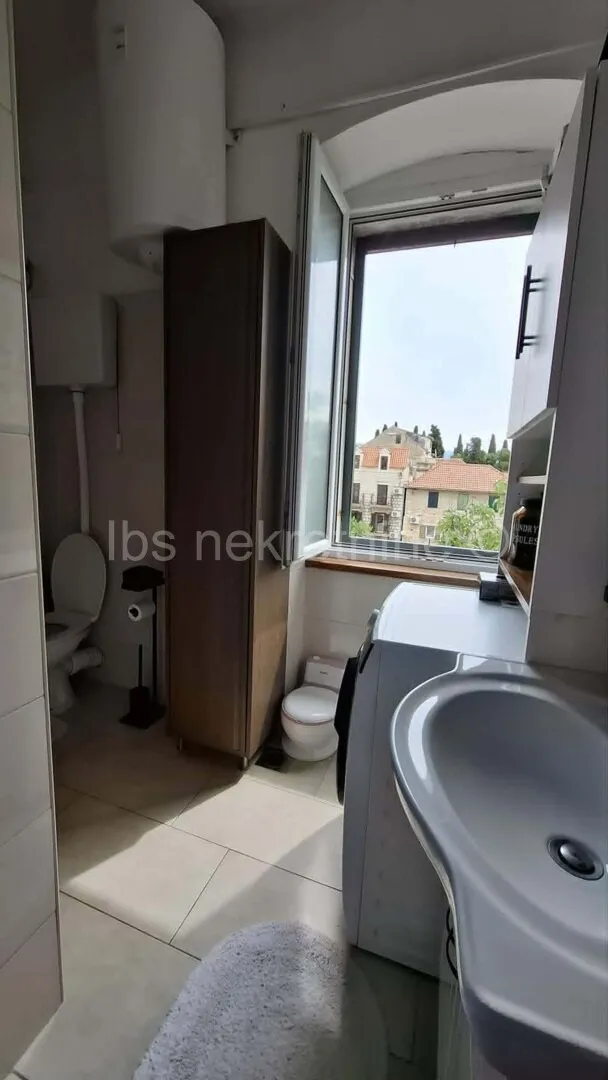***u srcu kaštel lušića trosoban stan-drugi red od mora!!!*** - slika 8