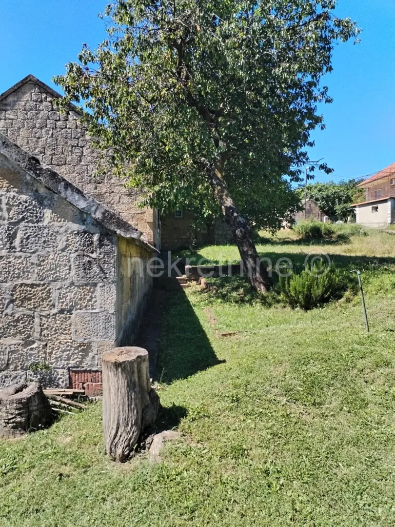 samo 5 min od sinja 2000 m² mira i kuća puna potencijala - slika 8