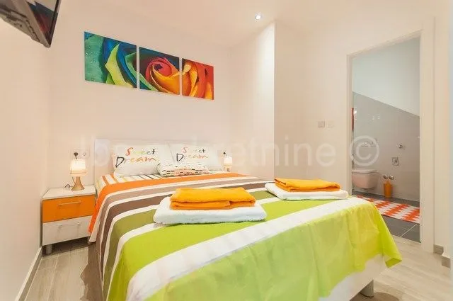 kuća sa apartmanima drugi red do mora!!! - slika 9