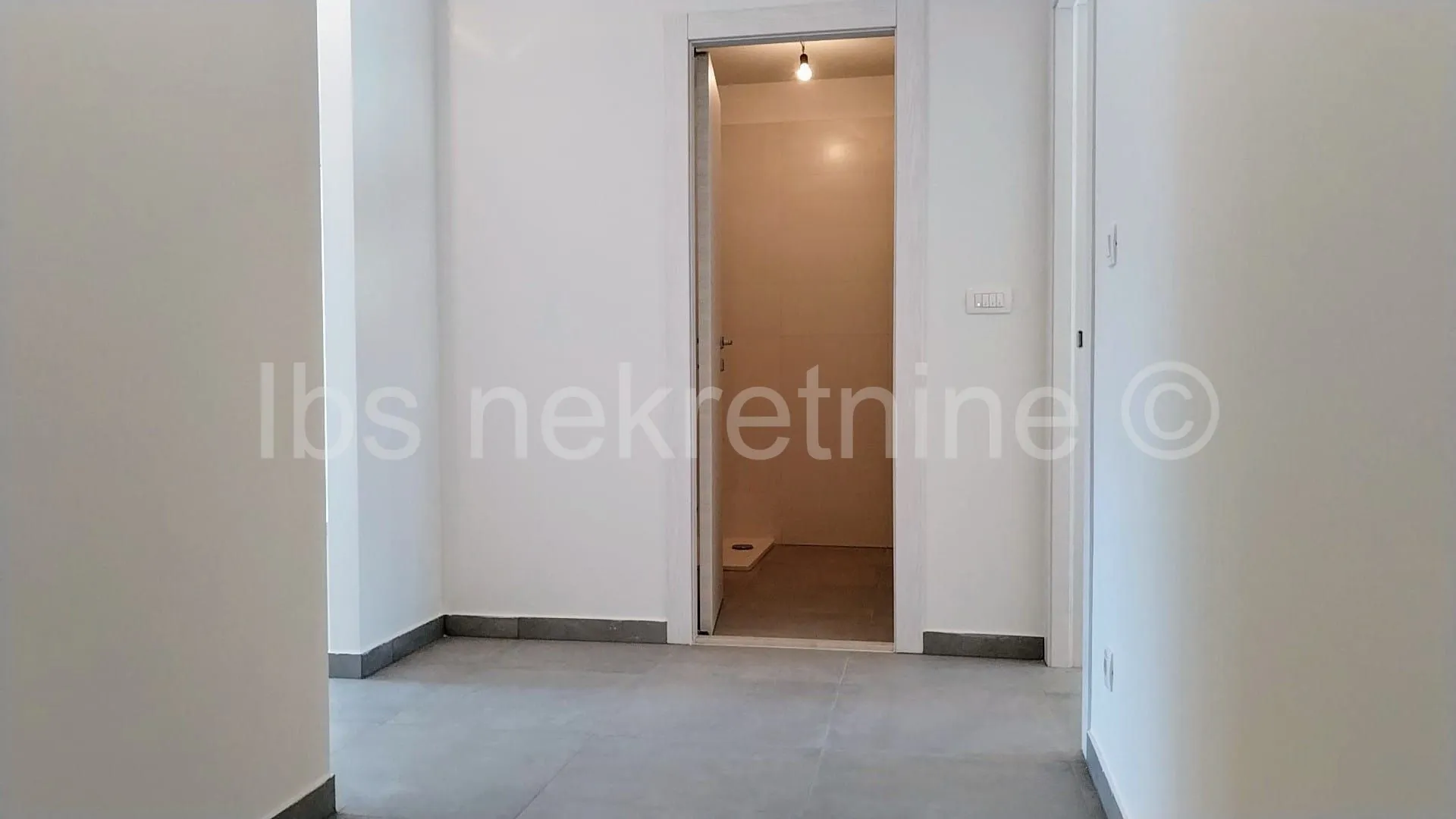 žnjan trosoban stan + 2 parkirna mjesta - slika 9