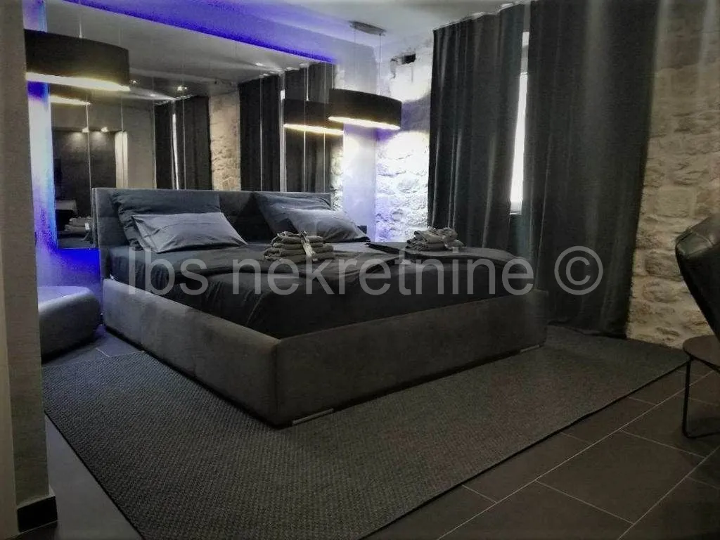 ***u srcu trogira potpuno uređen stan-uhodan za turističko iznajmljivanje!!!*** - slika 6