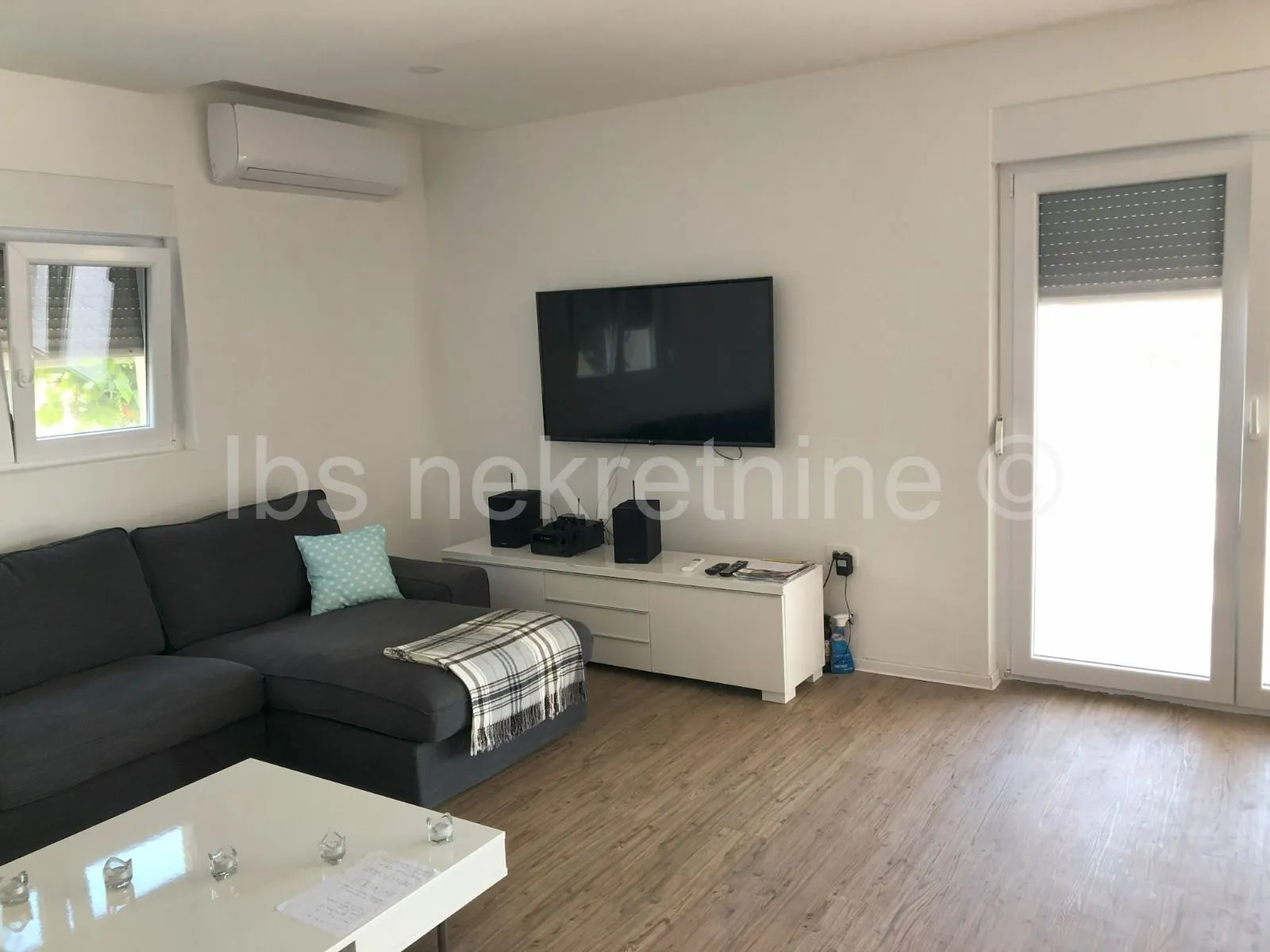 villa u prirodi s dva bazena - slika 10
