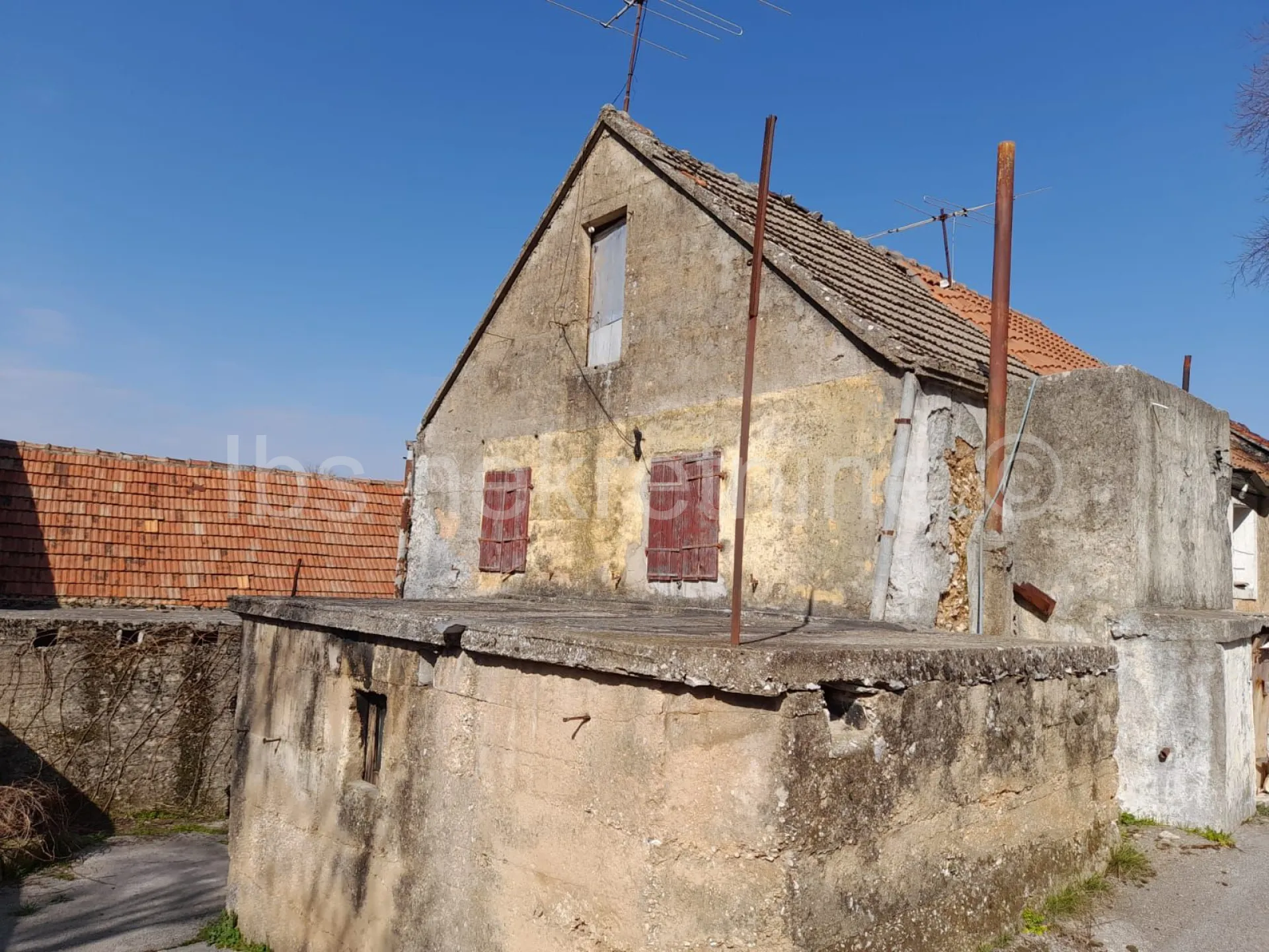 dugopolje kuća u nizu 140 m2 za adaptaciju - slika 8