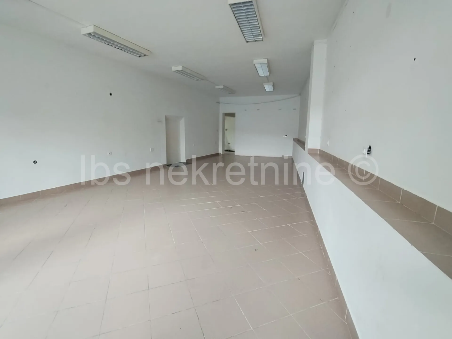 poslovni prostor za zakup centar sinja - slika 5