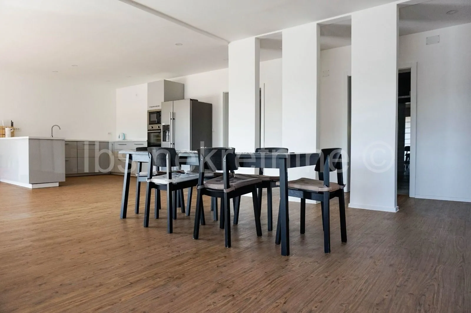 villa u prirodi s dva bazena - slika 6