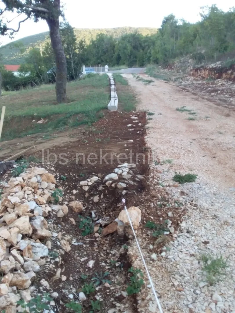 Vojnić Sinjski - građevinsko zemljište s dva uplanjena objekta 919 m2 - Vojnić Sinjski, Trilj