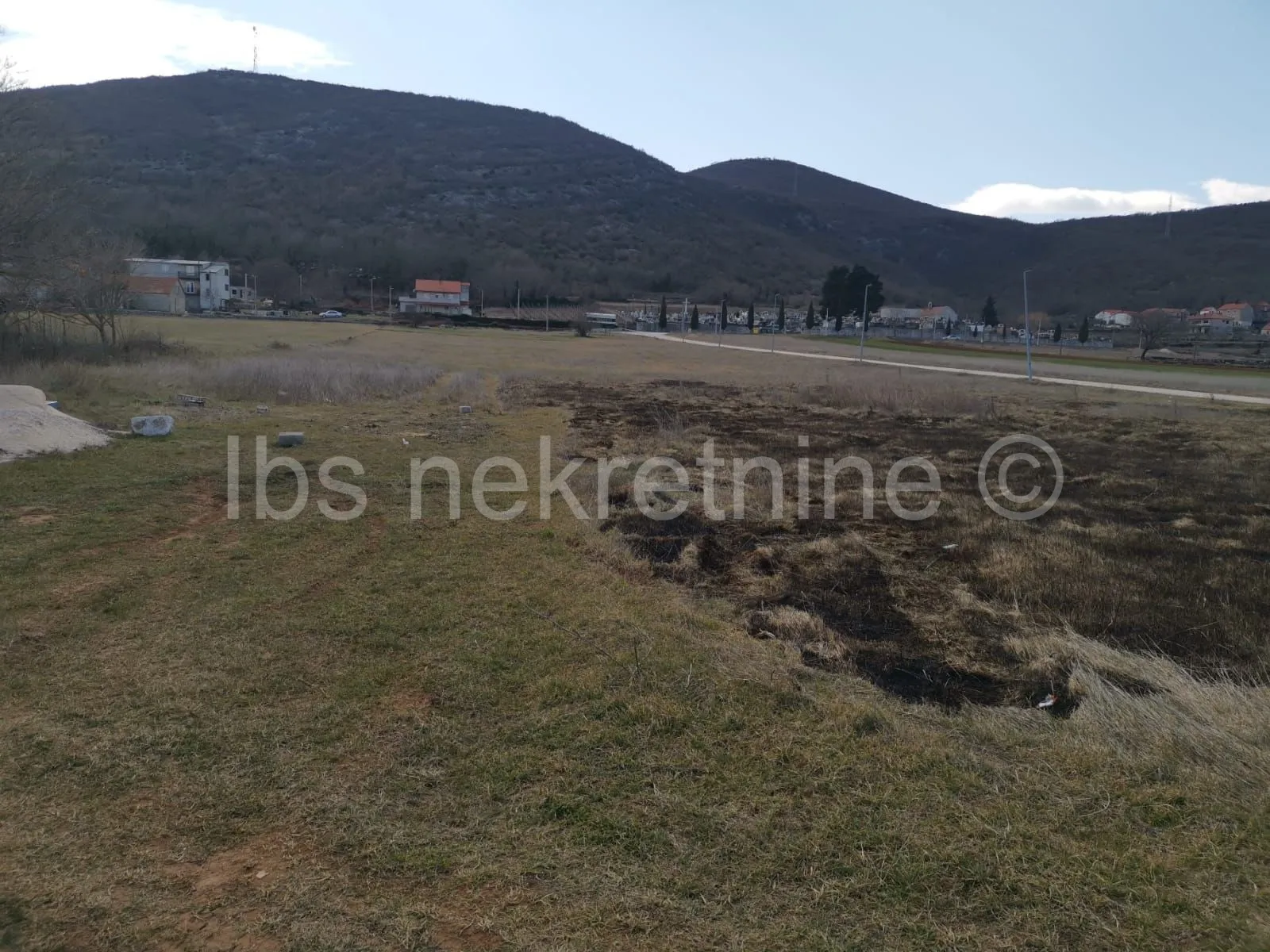 zakup građevinskog zemljišta površine 10000m2 uz državnu cestu d1! - slika 4