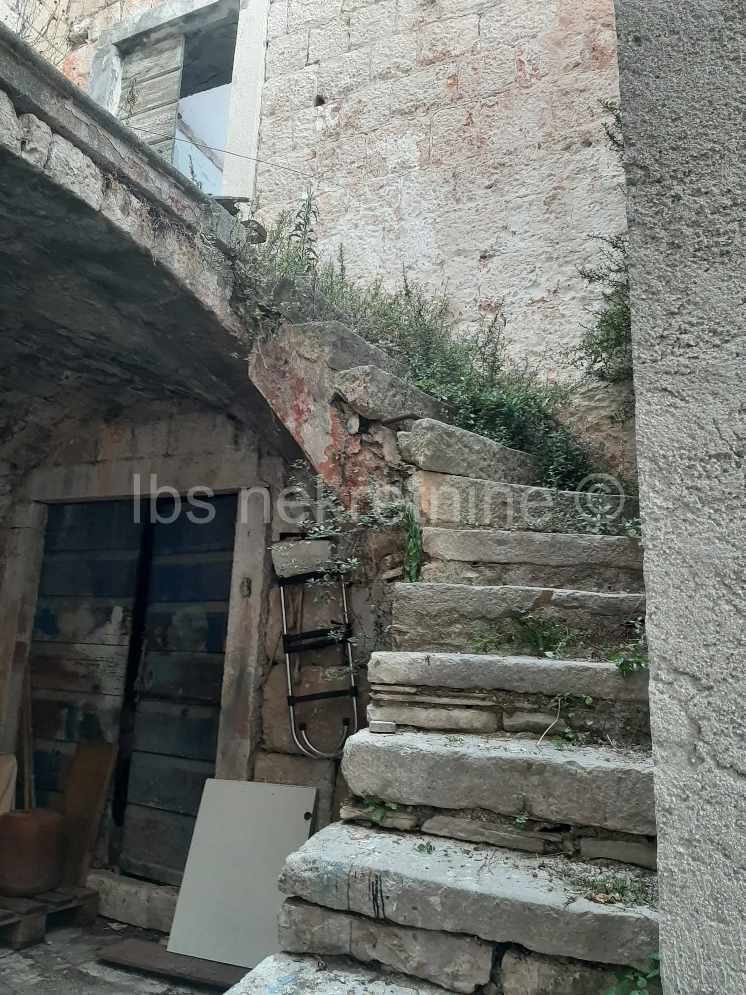 brač - milna - kamena kuća s dvorištem 10 metara od rive! - slika 2