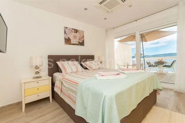 kuća sa apartmanima drugi red do mora!!! - slika 13