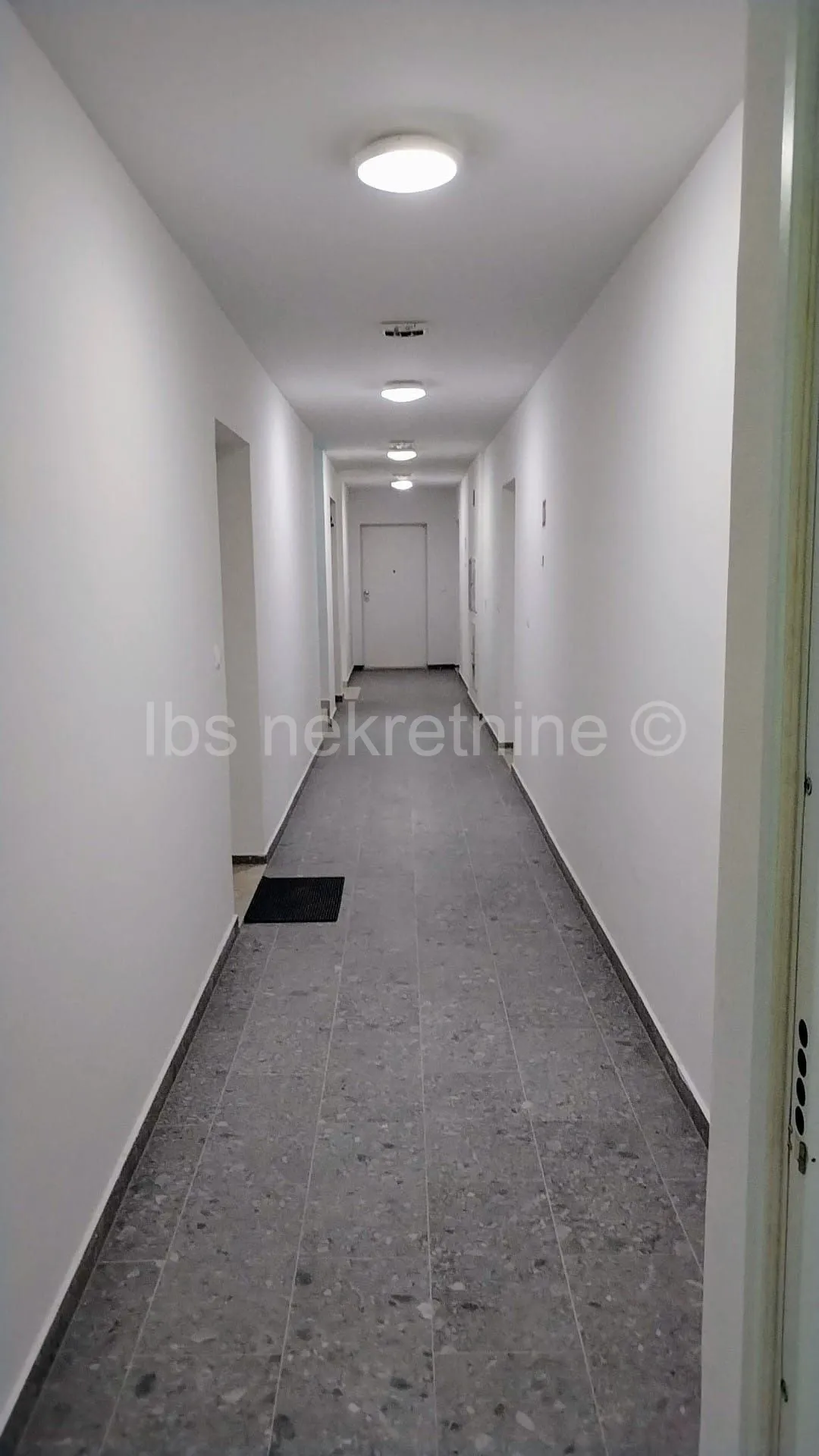 žnjan trosoban stan + 2 parkirna mjesta - slika 8