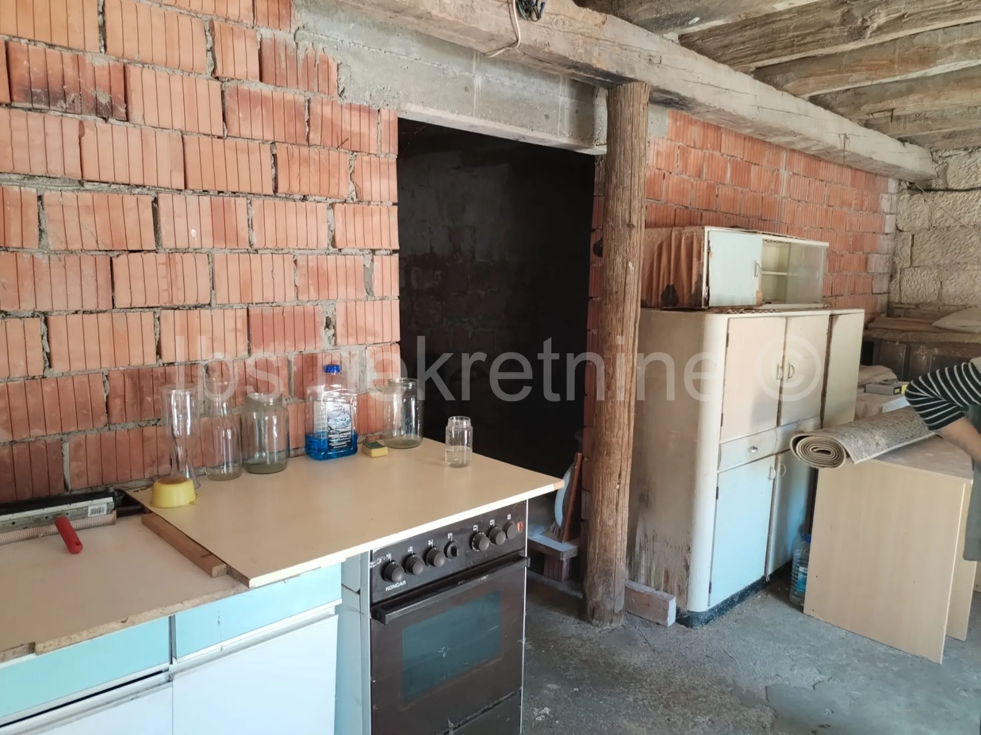 samo 5 min od sinja 2000 m² mira i kuća puna potencijala - slika 16