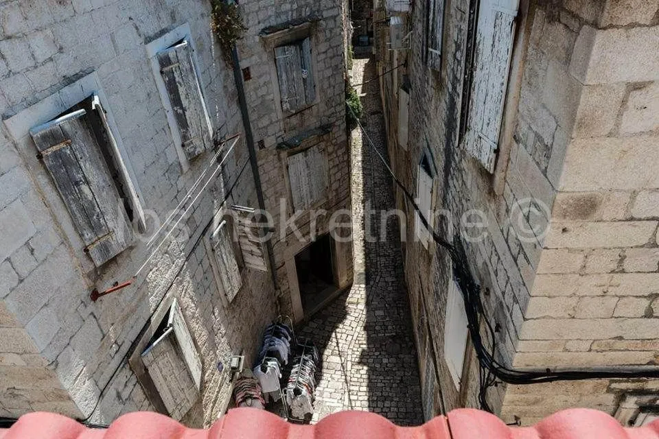***u srcu trogira potpuno uređen stan-uhodan za turističko iznajmljivanje!!!*** - slika 17