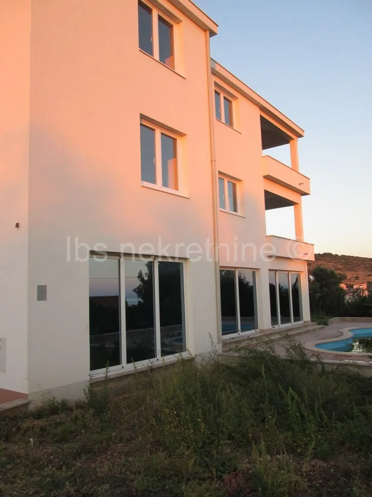 eskluzivna vila sa bazenom - slika 9