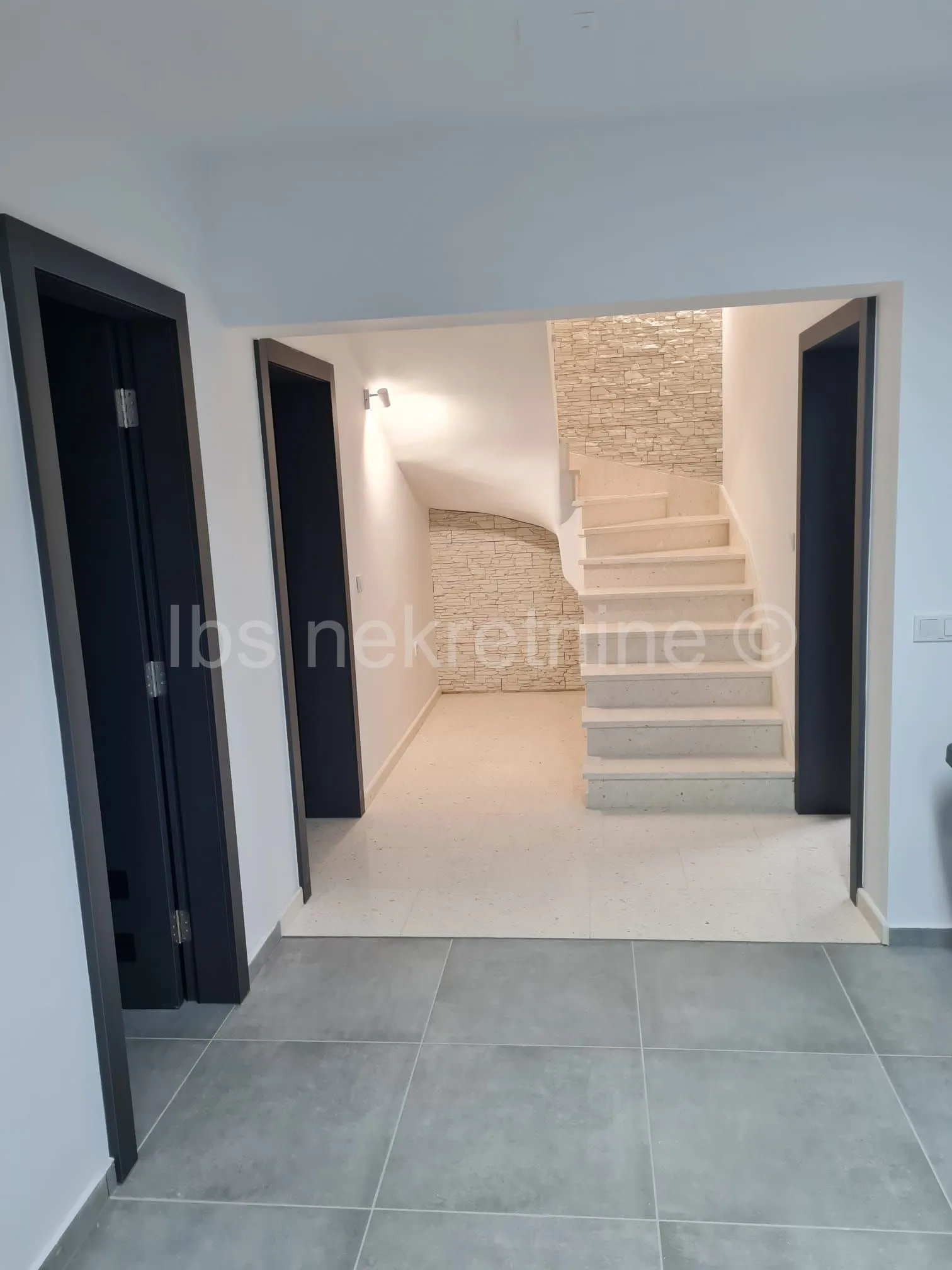 villa s bazenom i otvorenim pogledom na primošten i more! - slika 12