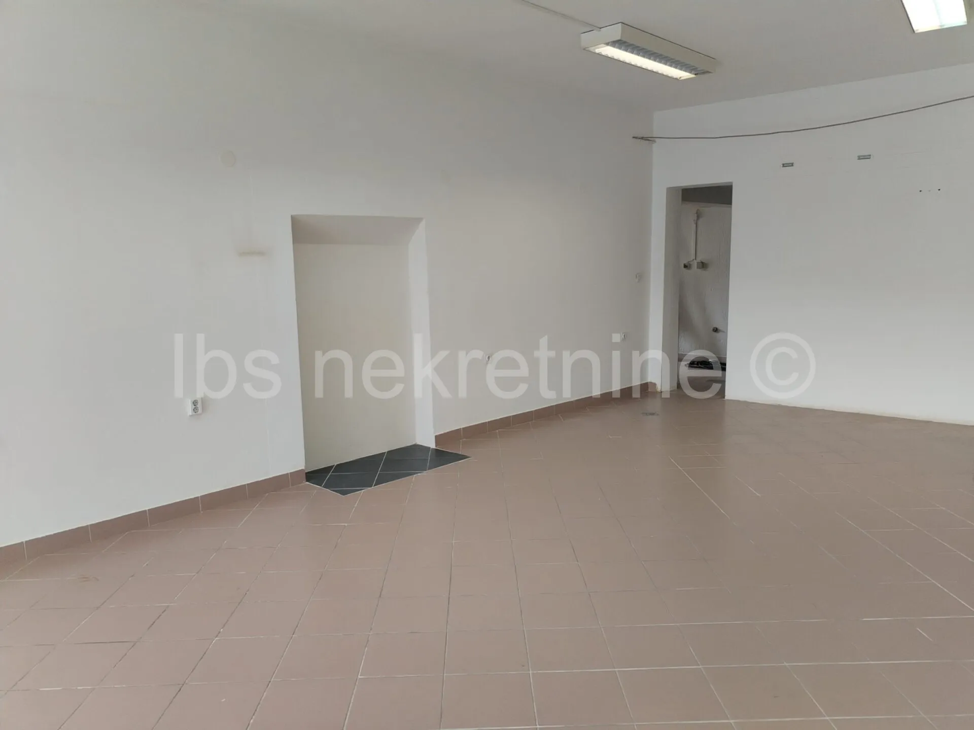 poslovni prostor za zakup centar sinja - slika 3