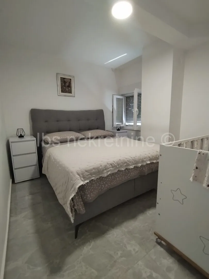 sinj renoviran dvosoban stan u širem centru grada - slika 4
