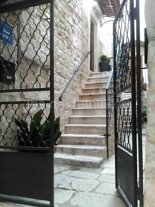 ***u srcu trogira potpuno uređen stan-uhodan za turističko iznajmljivanje!!!*** - slika 18