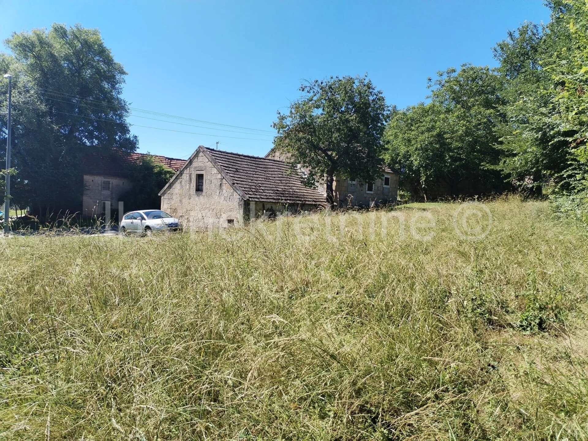 samo 5 min od sinja 2000 m² mira i kuća puna potencijala - slika 4