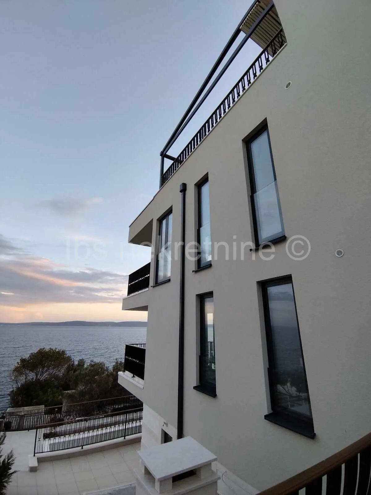 ***luksuzna vila s liftom i bazenom- 30tak m od mora!!!*** - slika 17