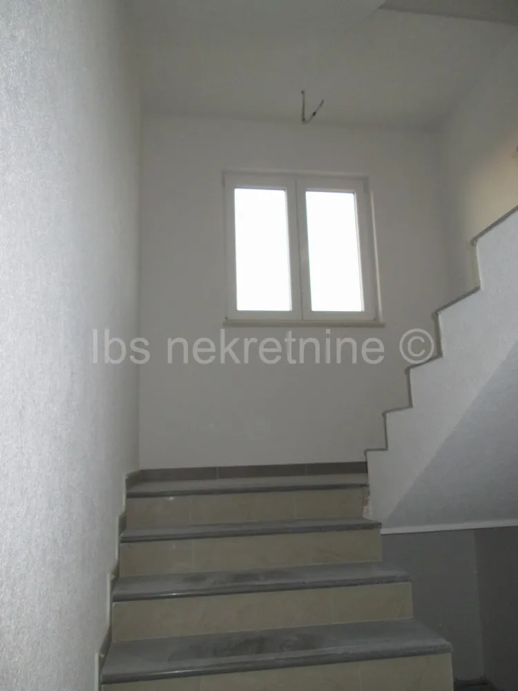 eskluzivna vila sa bazenom - slika 5