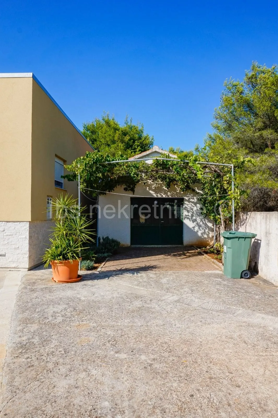 villa u prirodi s dva bazena - slika 12