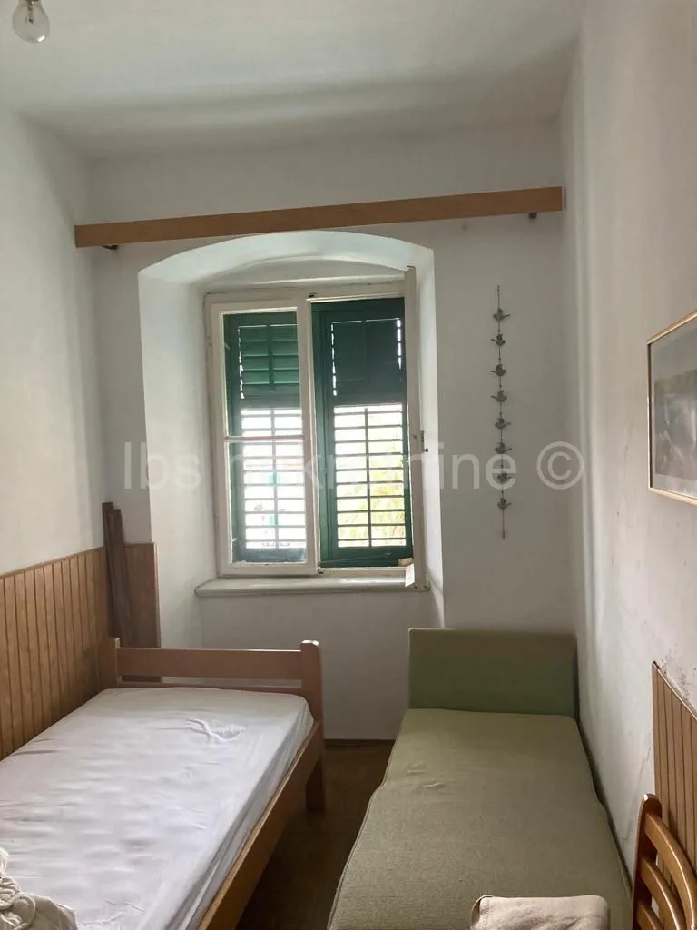 makarska - dvosoban stan za renovaciju na top lokaciji!! - slika 2