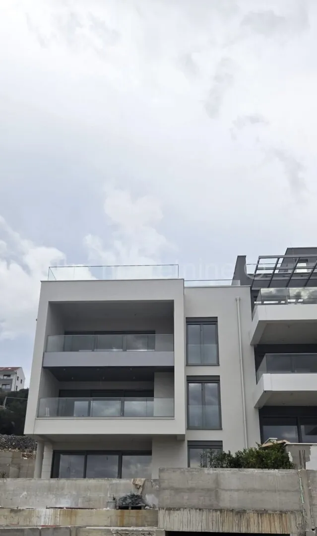 dvoetažni stan s privatnom krovnom terasom i bazenom - 143 m2, okrug - slika 2