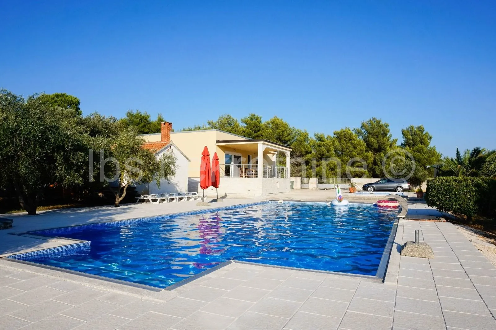 villa u prirodi s dva bazena - slika 2