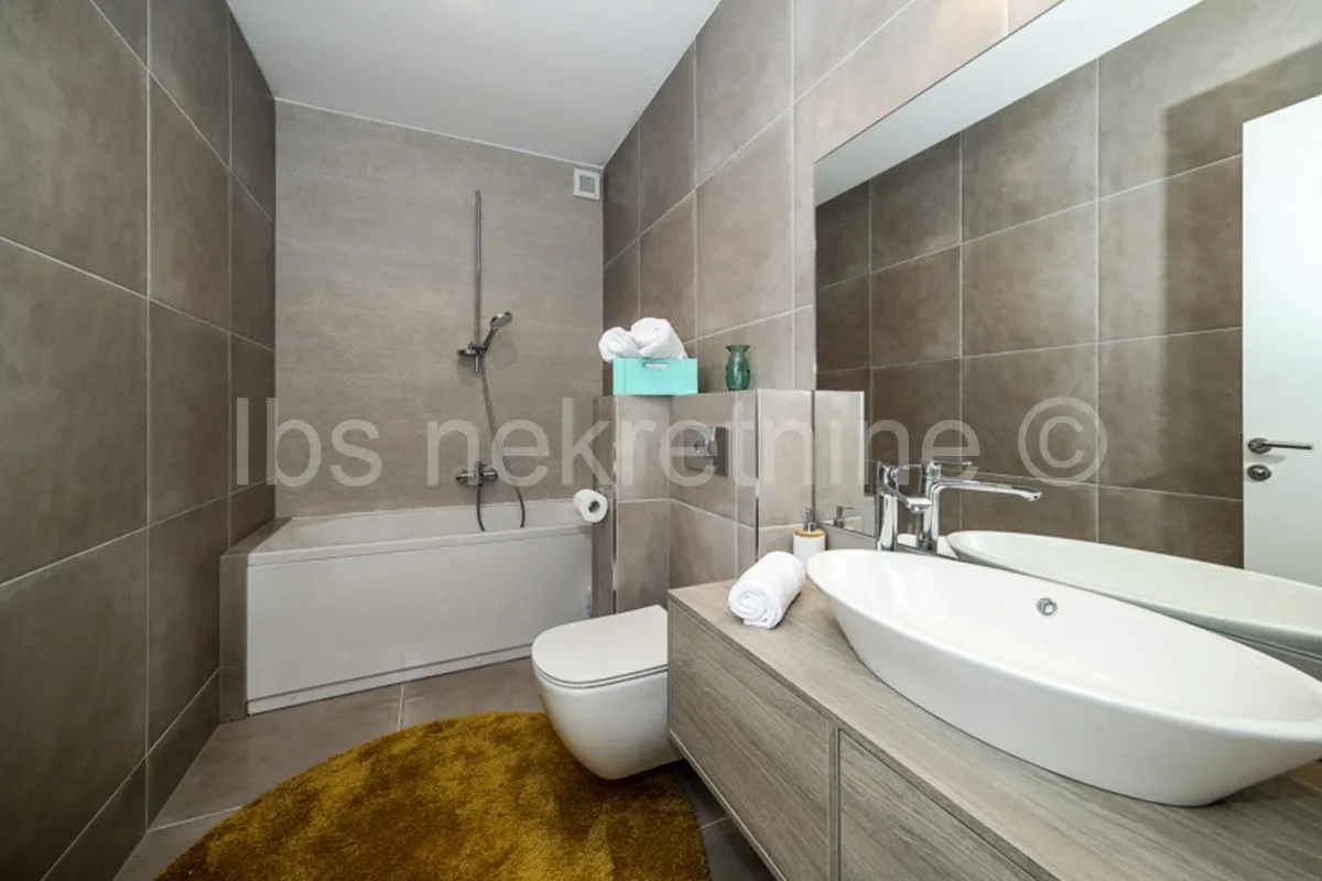 trogir-moderna vila drugi red do mora!!! - slika 9
