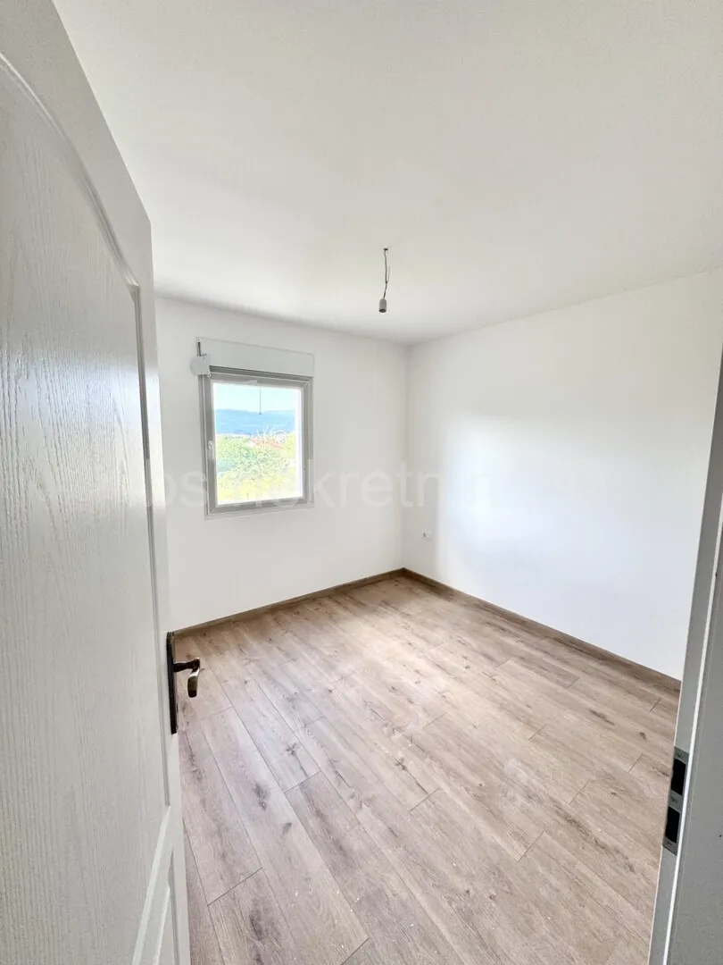 sinj - montažna prizemnica 100 m² s okućnicom 580 m² - slika 2